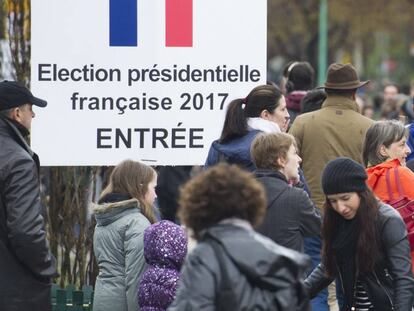 Franceses fazem fila para votar em Montreal, no Canad&aacute;.