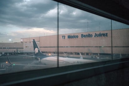 avión de Aeroméxico en la terminal 2 del Aeropuerto Internacional de la Ciudad de México.