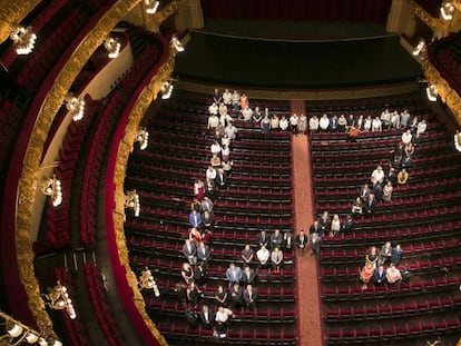 Alcaldes y regidores de los municipios que participan en el Liceo a la Fresca dibujan la silueta de Catalu&ntilde;a y Menorca en el teatro.