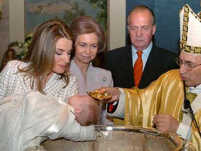 La infanta Leonor recibe del cardenal Rouco Varela el agua bautismal en presencia de los Reyes.