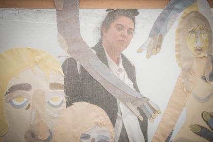 Ela Fidalgo, detrás de la tela de una de sus obras en la galería Marc Bibiloni