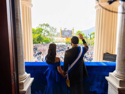 El presidente salvadoreño, Nayib Bukele, saludaba el día 1 en su toma de posesión junto a su esposa, Gabriela, en el balcón del Palacio Nacional de San Salvador. La fotografía fue difundida por los servicios de la presidencia del país.