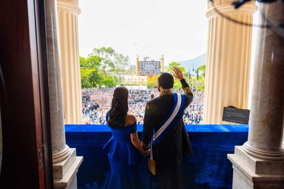 Nayib Bukele y su esposa Gabriela saludan a simpatizantes desde el balcón del Palacio Nacional de San Salvador durante la toma de posesión de su segundo mandato.