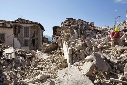 Miembros de los servicios de emergencia continúan con las labores de búsqueda de víctimas del terremoto en Amatrice (Italia).