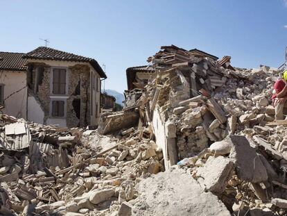 Miembros de los servicios de emergencia contin&uacute;an con las labores de b&uacute;squeda de v&iacute;ctimas del terremoto en Amatrice (Italia).