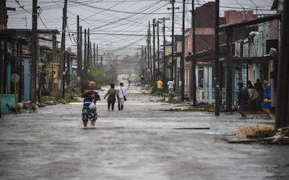 Vecinos de la provincia cubana de Villa Clara pasan por una calle inundada después del huracán, el 9 de septiembre.