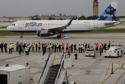 Trabajadores y oficiales observan el despegue del vuelo 387 de jetBlue en el Aeropuerto Internacional de Fort Lauderdale en Florida (EE.UU).