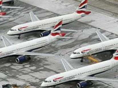 Aviones de British Airways en el aeropuerto londinense de Heathrow.