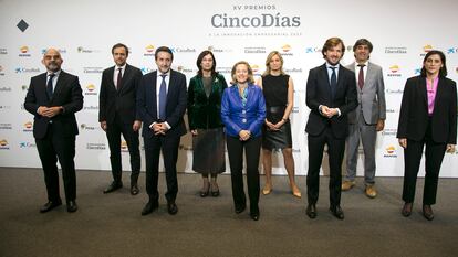 Nadia Calviño (centro), vicepresidenta primera y ministra de Asuntos Económicos, a su llegada a los Premios CincoDías.