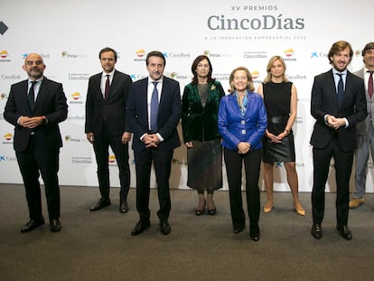 Nadia Calviño (centro), vicepresidenta primera y ministra de Asuntos Económicos, a su llegada a los Premios CincoDías.