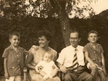 Vinyoli i Teresa Sastre amb els fills, Albert, Raimon i Joan, a la casa dels avis, a les Tres Torres.