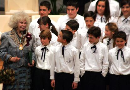 Cayetana d'Alba, filla predilecta d'Andalusia, amb els nens de l'escolania que va interpretar l'himne andalús durant el lliurament de medalles del 28-F, amb motiu de la celebració del dia d'Andalusia el 2006.