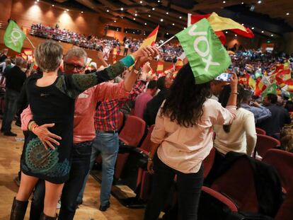 Varias personas bailan en un mitin de VOX en Granada.