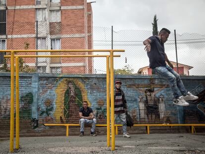 Unos jóvenes hacen ejercicio en el Deportivo de Tepito, en el centro de Ciudad de México.