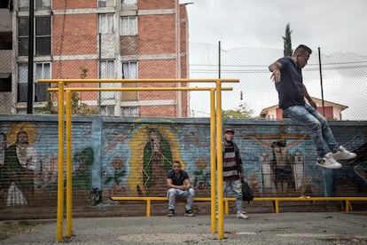 Unos jóvenes hacen ejercicio en el Deportivo de Tepito, en el centro de Ciudad de México.