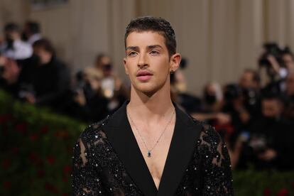 Manu Ríos, sin frac pero con pedrería y transparencias, en la alfombra roja de la Met Gala 2022.