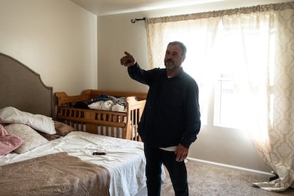 Adrián LeBarón, padre de Rhonita habla con EL PAÍS en la habitación de sus nietos.