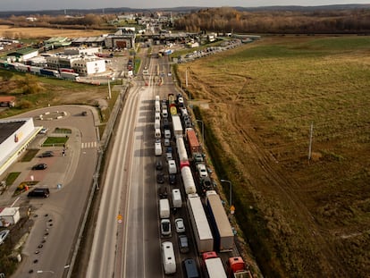 Fila de camiones en Medyka, en la frontera ucraniopolaca, este lunes.