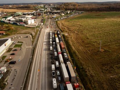 Fila de camiones en Medyka, en la frontera ucraniopolaca, este lunes.