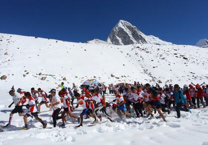 Fotografía facilitada por Expediciones Himalaya (HIMEX), que muestra a varios corredores compitiendo en el Maratón Tenzing-Hillary Everest en el campo base del Everest durante la 12º edición de esta prueba en el distrito de Solukhumbu (Nepal). Este evento se organiza desde 2003 un 29 de mayo para conmemorar el día en el que Tenzing Norgay Sherpa y Sir Edmund Hillay conquistaron la cumbre mundial más alta, el Everest, por primera vez el 29 de mayo del 1953.