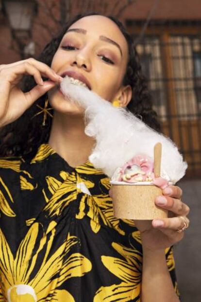 Sorbete de cereza con bámbolas de yogur y algodón de azúcar de Rocambolesc. La modelo lleva vestido de Miu Miu, pendientes Urchin de Ikkelele y anillo Eloise de Suarez.