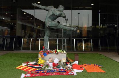 Ofrendas de los socios en homenaje a Cruyff.