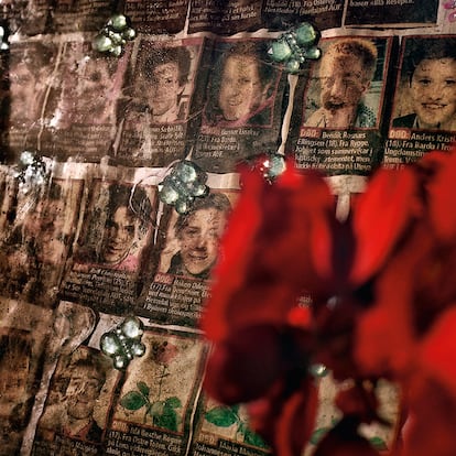 Los noruegos quieren olvidar la tragedia del atentado de julio. En la imagen, un homenaje en las calles de Oslo con las fotografías de los jóvenes asesinados en Utøya.