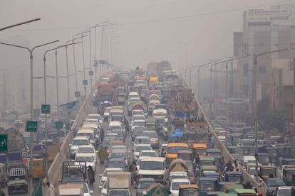 Vehículos circulan bajo una densa niebla en Peshawar (Pakistán). Varias ciudades del país están envueltas en una niebla tóxica a causa de las emisiones de fábricas, los viejos vehículos y la quema rastrojos, lo que ha disparado la contaminación.