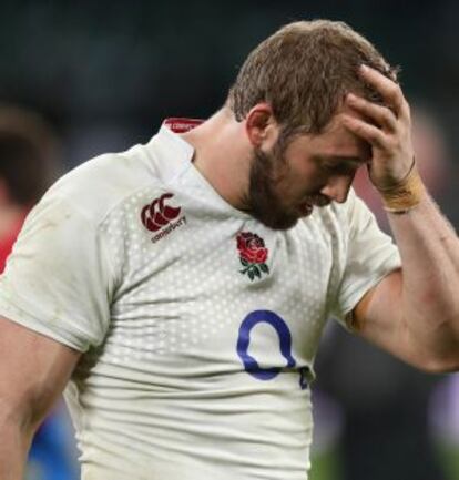 Chris Robshaw, de Inglaterra, se lamenta durante el partido ante Francia.