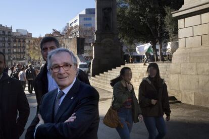 Dos manteros suben las escaleras detr&aacute;s de Xavier Trias