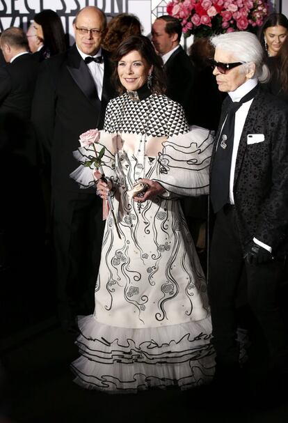 Carolina de Mónaco con el diseñador Karl Lagerfeld, en el Baile de la Rosa.
