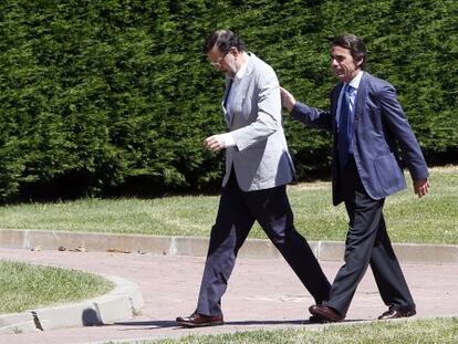 Aznar recibe a Rajoy en la clausura del campus de verano de FAES.