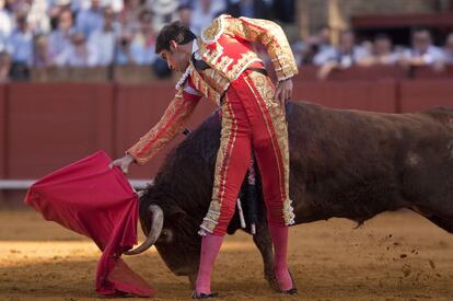 Miguel Ángel Perera durante la faena a su primer toro en la Maestranza.