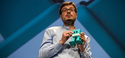 Alberto Méndez, durante la presentación de los nuevos productos. En su mano, el robot para niños Zowi.