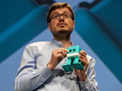 Alberto M&eacute;ndez, durante la presentaci&oacute;n de los nuevos productos. En su mano, el robot para ni&ntilde;os Zowi. 