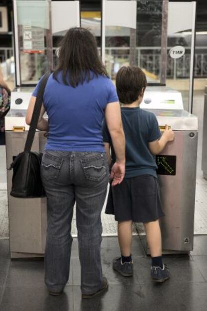 Personas entran al metro.