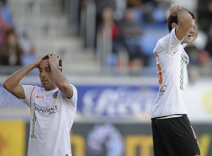 Edu, (a la izquierda), y Mata se lamentan por el desastroso partido del Valencia ante el Numancia, que le derrotó.