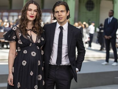 La actriz Keira Knightley y su marido, el músico James Righton, en París, el pasado mayo.