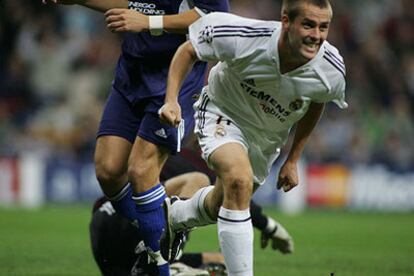 Owen celebra el gol ayer.