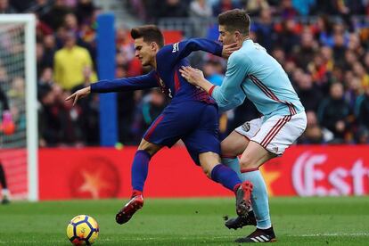 Denis Suárez lucha por el esférico con el defensa del Celta Andreu Fontás.