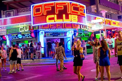 Turistas en la zona de Punta Ballena, en Magaluf (Mallorca)