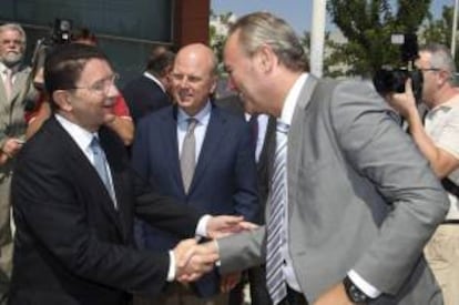 El Presidente de la Generalitat Valenciana, Alberto Fabra (d), saluda al secretario general de la OMT (Organización Mundial de Turismo), Taleb Rifai, a su llegada a Benidorm para clausurar una jornada sobre turismo en la que ha impartido la conferencia "el turismo como factor de desarrollo".