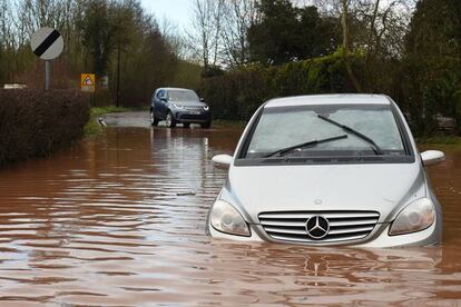 Un coche sumergido debido a las inundaciones en Newnhman Bridge, en el oeste de Inglaterra, debido a las intensas lluvias de la borrasca Dennis.