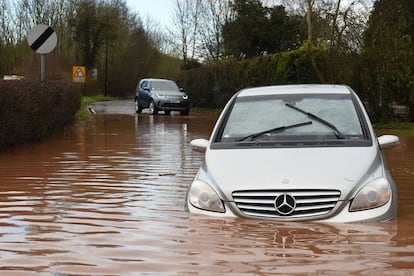 Un coche sumergido debido a las inundaciones en Newnhman Bridge, en el oeste de Inglaterra, debido a las intensas lluvias de la borrasca Dennis.