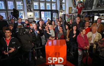 Votantes del Partido Social Demócrata alemán (SPD) acuden al seguimiento de la noche electoral en Bremen, Alemania.