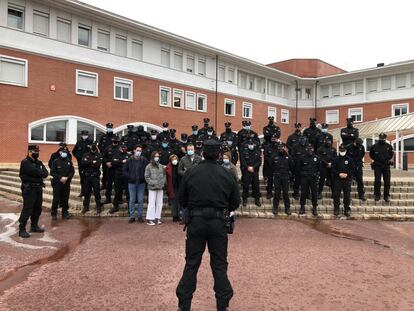 Jon Ruiz Sagarna, del brazo de su mujer en el homenaje de hace dos semanas en la base policial de Iurreta. 