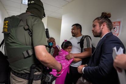 Familia de migrantes en el tribunal de inmigración de EE UU, en Manhattan, Nueva York, el 31 de julio.