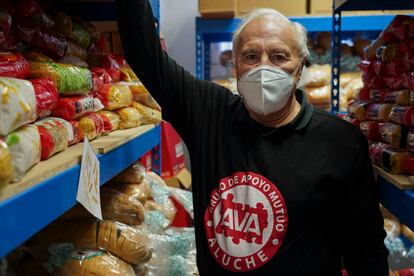 MADRID. 17-10-2020. Emilio Díaz, de 84 años, es el voluntario más veterano en los epartos de comida a familias necesitadas en Aluche. Cada sábado se distribuyen varias toneladas de alimentos a personas golpeadas por la pandemia desde una red vecinal paralela a los canales oficiales de ayuda del Ayuntamiento. FOTO: LUIS DE VEGA