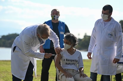 Marcelo Queiroga aplica uma dose da vacina na moradora Conceição Campos, em Paquetá, no último domingo (20). Moradora disse que preferia ter sido vacinada pela médica Margareth Dalcomo, da Fiocruz.