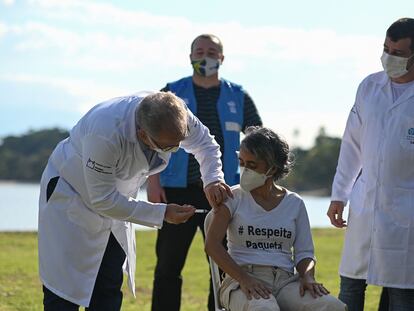 Marcelo Queiroga aplica uma dose da vacina na moradora Conceição Campos, em Paquetá, no último domingo (20). Moradora disse que preferia ter sido vacinada pela médica Margareth Dalcomo, da Fiocruz.